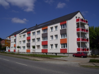 Altersgerechte 2-Raum-Wohnung, Objekt m. Fahrstuhl und Begegnungsstätte, Gemeinschaftsbalkon, Keller - Ostring 5 - 9 (37736)