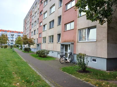 Hell und freundlich: 2 Raum Wohnung mit Balkon - Rückseite (43792)