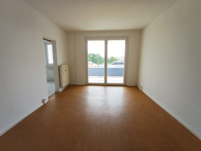 3 Zimmer im Obergeschoss in schöner grüner Wohnlage - Wohnzimmer (32911)