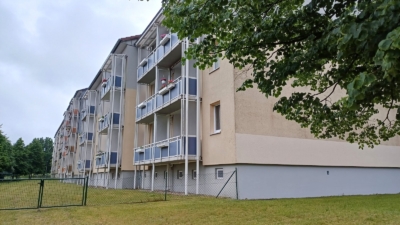 3 Zimmer im Obergeschoss in schöner grüner Wohnlage - Rückseite (32909)