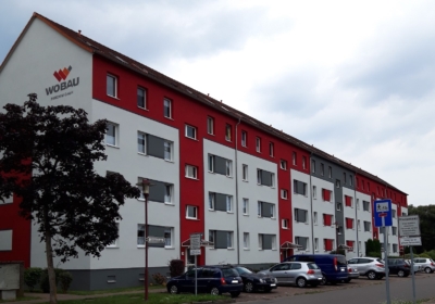 Helle 2-Zimmer-Dachgeschosswohnung - Hausansicht_Eingangsseite (37732)