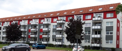 Helle 2-Zimmer-Dachgeschosswohnung - Hausansicht_Balkonseite (37733)